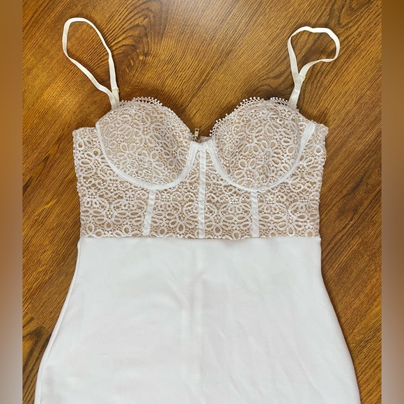 🌷 White Lace Corset Style Midi Dress 🌷 - Picture 10 of 11